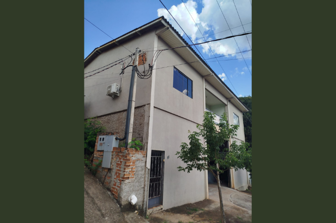 Prédio comercial com residência