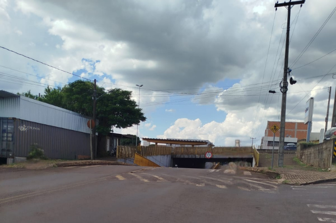 Prédio comercial com residência